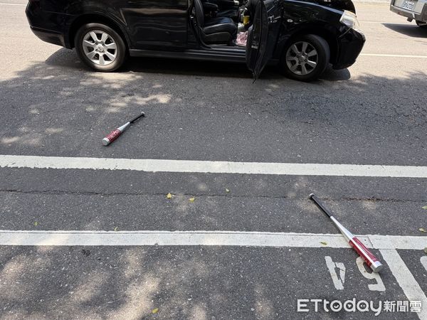 ▲▼警方到場將3名施暴男子逮捕，現場查扣2把鋁棒，程姓男子價值150多萬皮卡遭追撞，3名男子開車追撞，造成車頭毀損             。（圖／記者陳以昇翻攝）