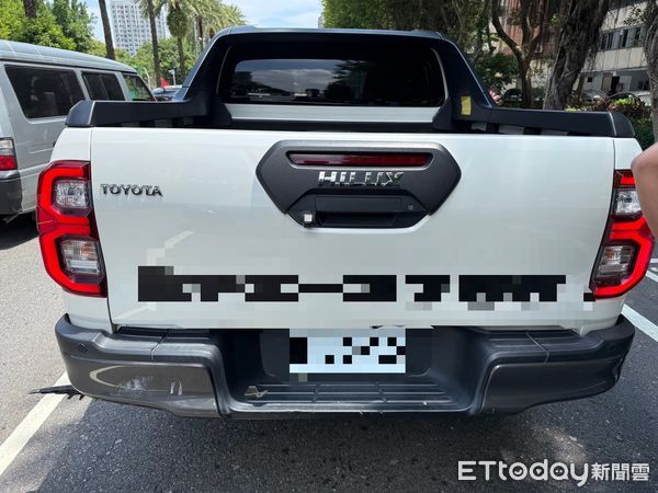 ▲▼警方到場將3名施暴男子逮捕，現場查扣2把鋁棒，程姓男子價值150多萬皮卡遭追撞，3名男子開車追撞，造成車頭毀損             。（圖／記者陳以昇翻攝）