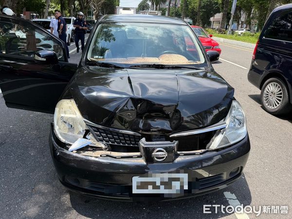 ▲▼警方到場將3名施暴男子逮捕，現場查扣2把鋁棒，程姓男子價值150多萬皮卡遭追撞，3名男子開車追撞，造成車頭毀損             。（圖／記者陳以昇翻攝）