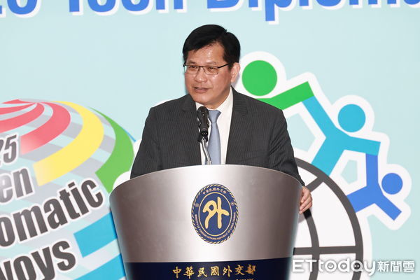 ▲▼ 外交部 2025年「外交小尖兵訪問團」出訪授旗儀式 -林佳龍。（圖／記者黃克翔攝）