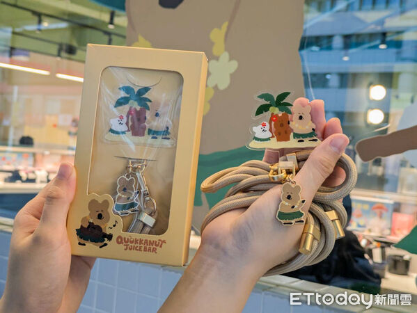 ▲爭鮮攜手DINOTAENG矮袋鼠推限量周邊。（圖／記者黃士原攝）