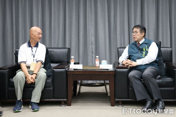 ▲台南市長黃偉哲代表市府感謝極樂寺及台南市淨宗學會，強調捐款將幫助災民度過難關。（記者林東良翻攝，下同）