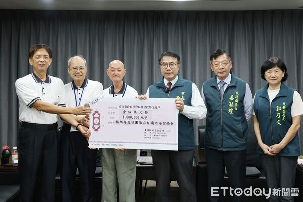 ▲台南市長黃偉哲代表市府感謝極樂寺及台南市淨宗學會，強調捐款將幫助災民度過難關。（記者林東良翻攝，下同）