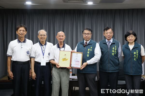 ▲台南市長黃偉哲代表市府感謝極樂寺及台南市淨宗學會，強調捐款將幫助災民度過難關。（記者林東良翻攝，下同）