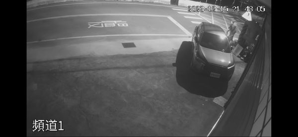 ▲▼緊急救護科長劉忠和喝得酩酊大醉，無法站立。（圖／翻自爆料公社）