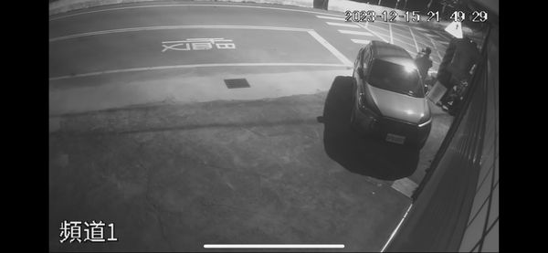 ▲▼緊急救護科長劉忠和喝得酩酊大醉，無法站立。（圖／翻自爆料公社）