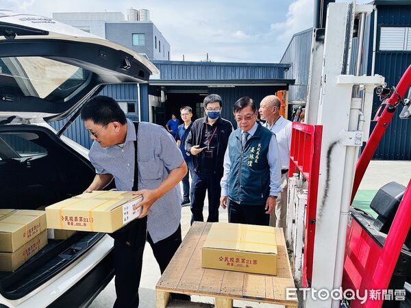 ▲台南市選委會宣佈公投票已全數印製完成，並完成點交封，警力24小時駐守，確保公投票運送及保管安全。（圖／記者林東良翻攝）