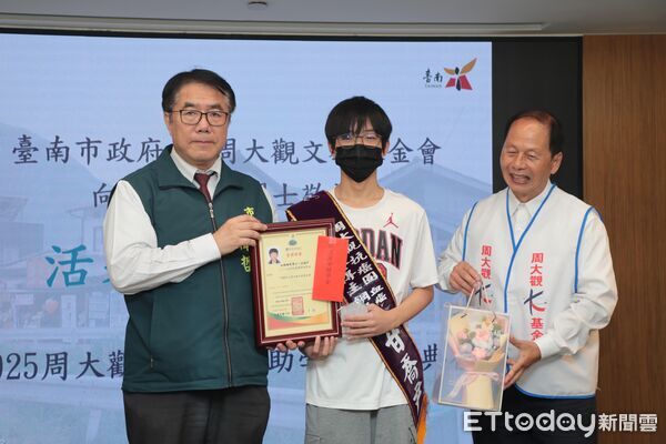 ▲台南市長黃偉哲頒發助學金，勉勵抗癌勇士勇敢追夢，周大觀基金會28年來幫助超過1萬5千名學子，成為孩子最溫暖的支持。（圖／記者林東良翻攝，下同）