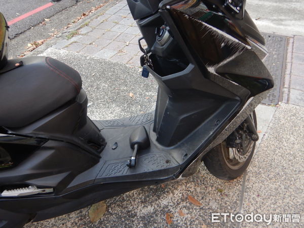 ▲▼白狗突然從左側衝出，騎士慘摔自嘆倒楣。（圖／民眾提供，下同）