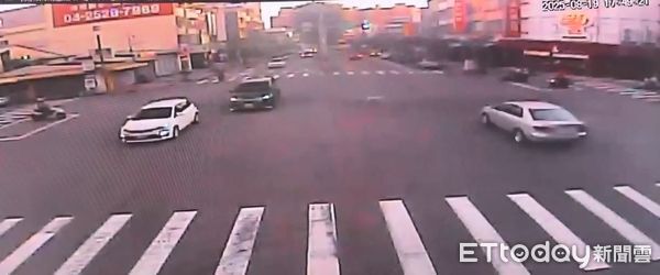 ▲▼白狗突然從左側衝出，騎士慘摔自嘆倒楣。（圖／民眾提供，下同）