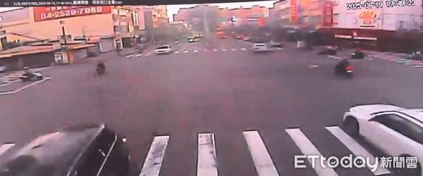 ▲▼白狗突然從左側衝出，騎士慘摔自嘆倒楣。（圖／民眾提供，下同）