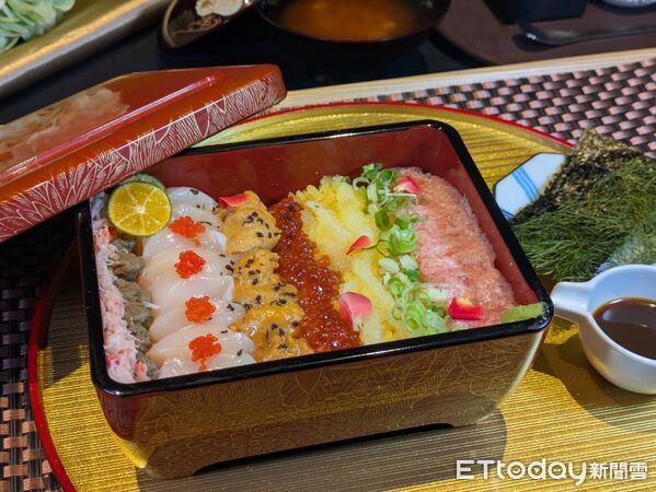 ▲「日本橋海鮮丼辻半」，在今年情人節前夕推出「彩の刺身重箱」。（圖／記者黃士原攝）