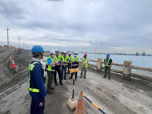 ▲稽核老師執行實地稽核及審查作業情形。（圖／港務公司）