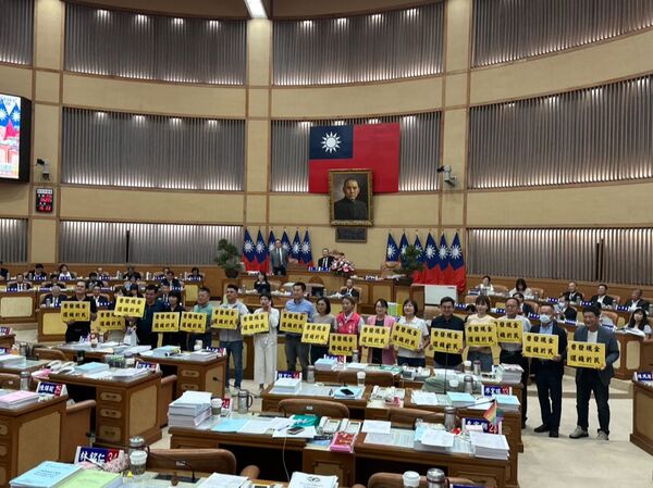 ▲▼民進黨新北市議員卓冠廷指出，「新北普發現金4.6萬議會通過送市府！」（圖／記者詹詠淇攝）