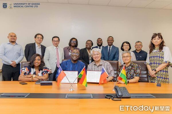 ▲台中醫院黃元德院長率領的國際醫療團，在台灣時間18日前往西非衞生部的國立迦納大學醫學中心(UGMC)拜訪。（圖／記者游瓊華翻攝）