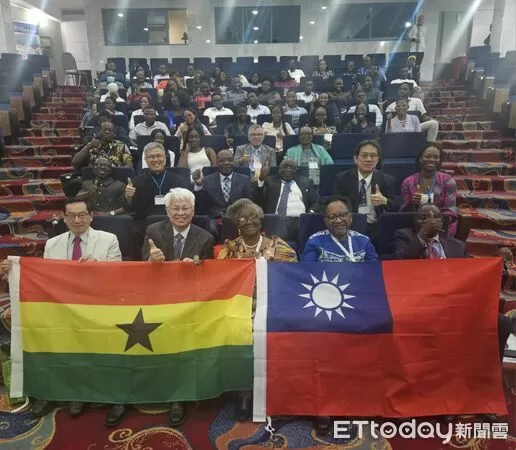 ▲台中醫院黃元德院長率領的國際醫療團，在台灣時間18日前往西非衞生部的國立迦納大學醫學中心(UGMC)拜訪。（圖／記者游瓊華翻攝）