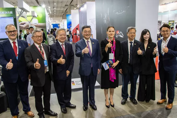 ▲2025台北自動化展德國館規模成長16%，行政院長榮泰(左四)參觀德國館。（圖／德經處提供）