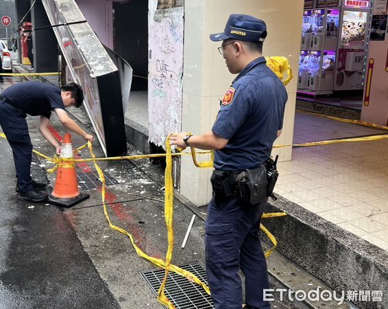 ▲▼▲北市信陽街老舊招牌掉落，所幸並無傷人。（圖／記者邱中岳翻攝）