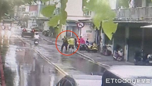 ▲▼陳、賴2人在卡拉ok店外互毆，警方逮捕賴男將依殺人未遂移送偵辦             。（圖／記者陳以昇翻攝）