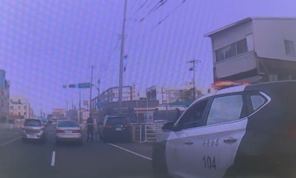 ▲警方在鹽水攔查違規車輛，駕駛人竟棄車百米衝刺逃逸。（圖／翻攝自/threads/ ivy1997912）