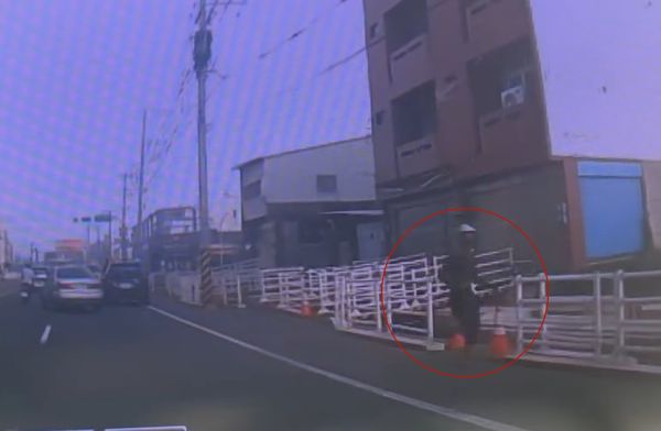 ▲警方在鹽水攔查違規車輛，駕駛人竟棄車百米衝刺逃逸。（圖／翻攝自/threads/ ivy1997912）