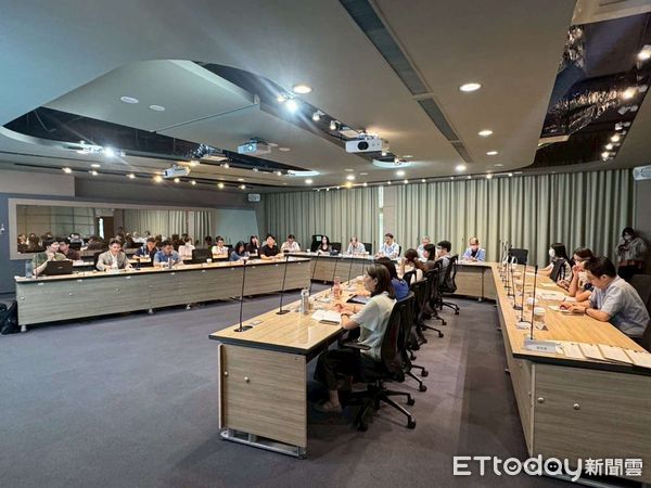 ▲雲縣府積極研擬「雲林縣促進淨零永續自治條例(草案)」，召開跨局處暨專家學者諮詢會議。（圖／記者游瓊華翻攝）