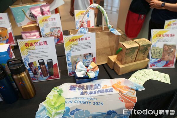 ▲114全國運動會在雲林。縣府18日舉行「114年全國運動會獎座獎牌暨貴賓、隊職員伴手禮露出發表記者會」，展出團體獎獎座、獎牌、公仔與伴手禮 。（圖／記者游瓊華翻攝）