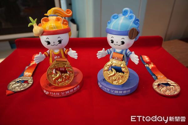▲114全國運動會在雲林。縣府18日舉行「114年全國運動會獎座獎牌暨貴賓、隊職員伴手禮露出發表記者會」，展出團體獎獎座、獎牌、公仔與伴手禮 。（圖／記者游瓊華翻攝）