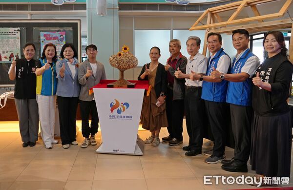 ▲114全國運動會在雲林。縣府18日舉行「114年全國運動會獎座獎牌暨貴賓、隊職員伴手禮露出發表記者會」，展出團體獎獎座、獎牌、公仔與伴手禮 。（圖／記者游瓊華翻攝）