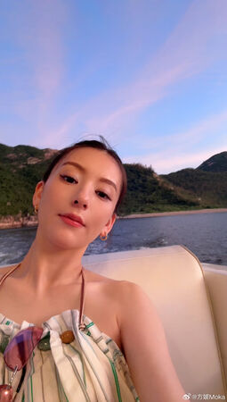 ▲方媛挺著大孕肚，帶兩個女兒到處遊玩。（圖／翻攝方媛微博）