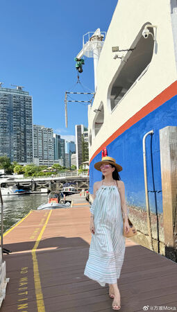 ▲方媛挺著大孕肚，帶兩個女兒到處遊玩。（圖／翻攝方媛微博）