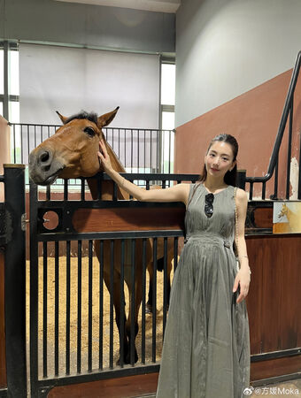 ▲方媛挺著大孕肚，帶兩個女兒到處遊玩。（圖／翻攝方媛微博）