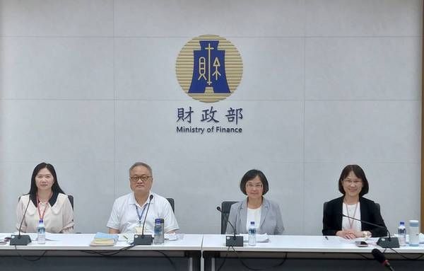 ▲北區國稅局局長李怡慧（右2）表示，營利事業暫繳申報9月開跑