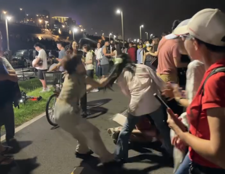 ▲▼大稻埕煙火上演情侶格鬥！年輕妹遭扯髮慘摔　激戰畫面瘋傳。（圖／翻攝自Threads／u8lmr2__）