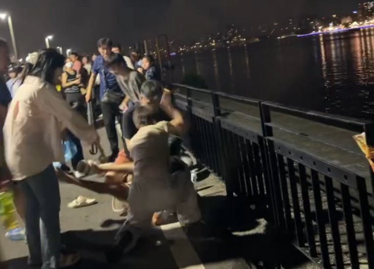 ▲▼大稻埕煙火上演情侶格鬥！年輕妹遭扯髮慘摔　激戰畫面瘋傳。（圖／翻攝自Threads／u8lmr2__）