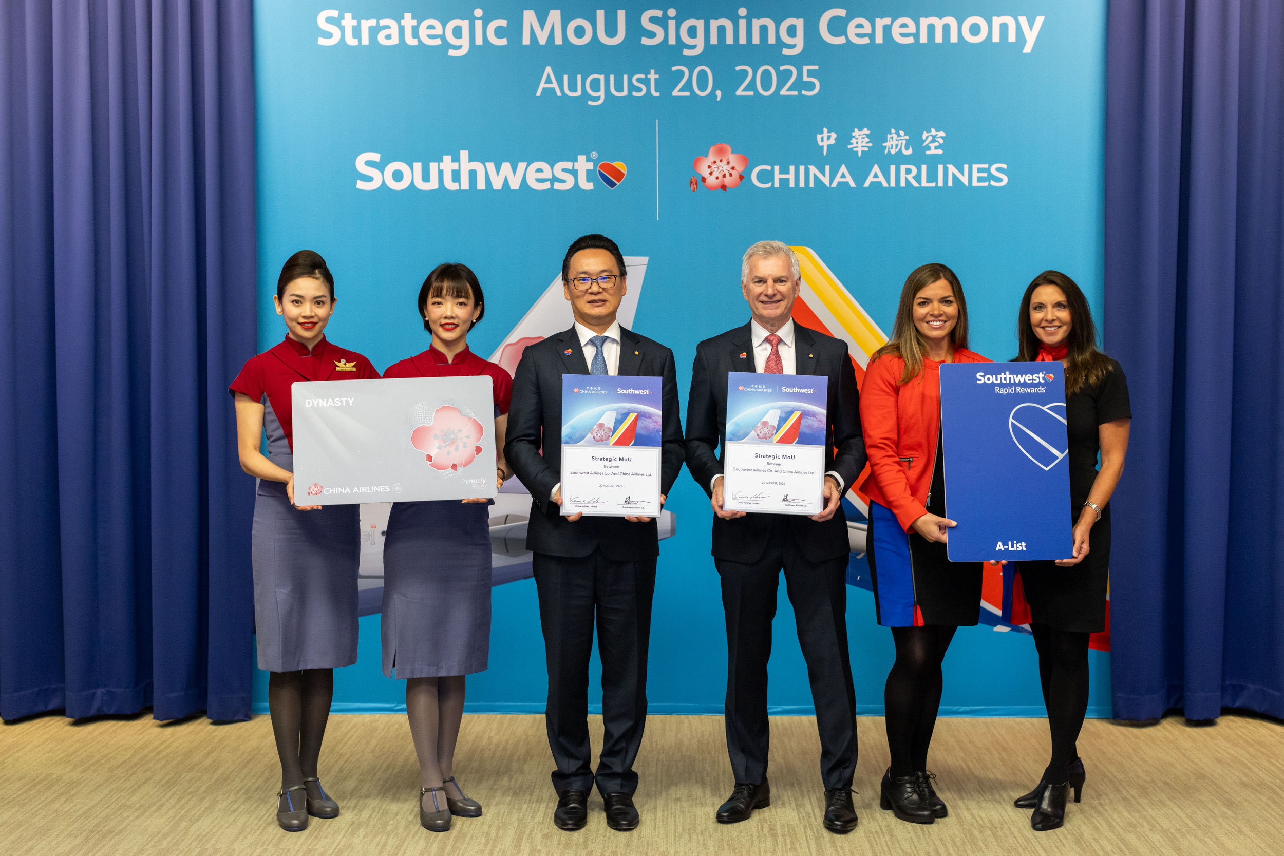 ▲▼華航總經理陳漢銘（左三）與西南航空首席執行長 Bob Jordan（右三）在達拉斯西南航空總部簽署擴大合作備忘錄。（圖／華航提供）