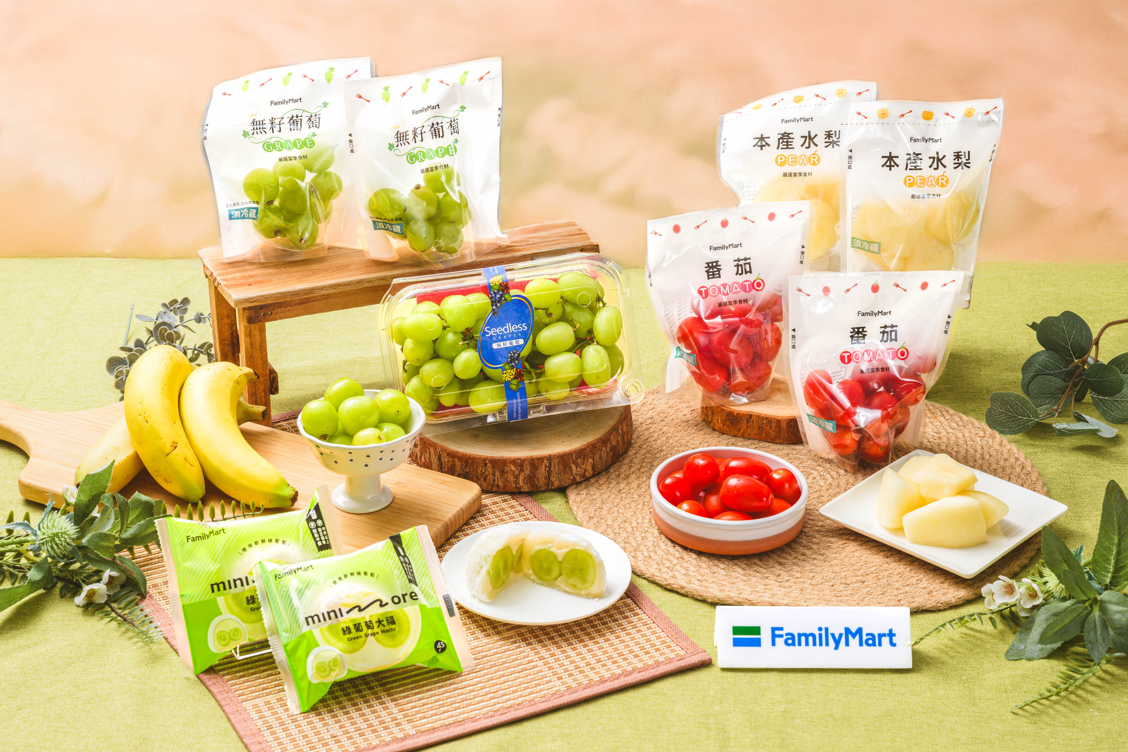 ▲▼全家推出水果系新品，還有多款香蕉牛奶飲料。（圖／業者提供）