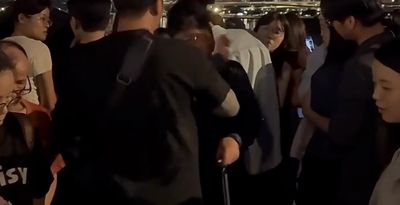大稻埕煙火亂象！男被勸導反嗆警：你上來啊　帽子男遭撞就揮拳