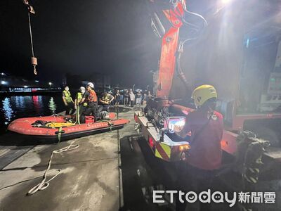 快訊/屏東東港紅燈塔旁「騎士騎車衝進海裡」! 警消持續搜救中