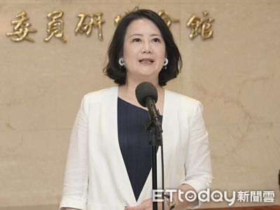 藍發言人一口乾掉「核料廢水」 綠黨團:夏天到了天氣很熱多喝水