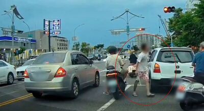 紅線違停被拍車碎念...台南花褲男持球棒恐嚇路人 警方出手了