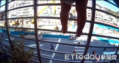 2尿布童爬3樓鐵窗看世界!警消破門抱下 24歲補眠媽驚醒險釀禍