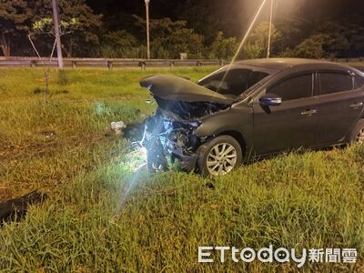 恍神男自撞台62線護欄!車頭爛毀衝邊坡 21歲駕駛幸運輕傷