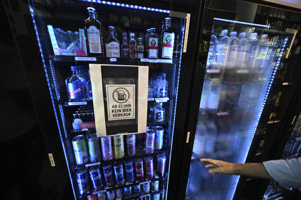 ▲▼慕尼黑商店夜間「禁售啤酒、洋芋片」。（圖／達志影像／美聯社）