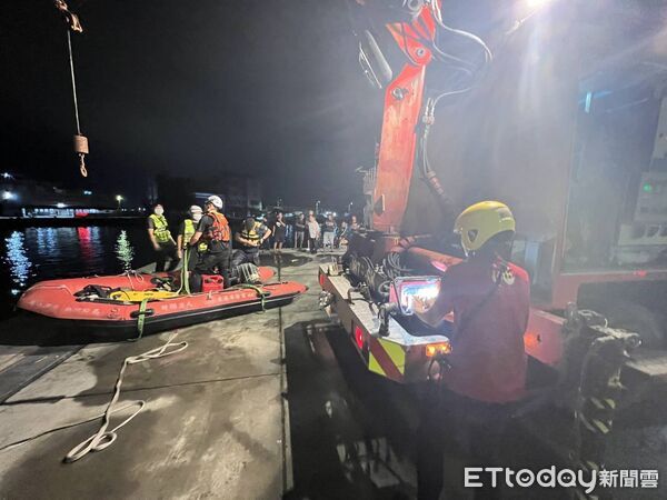 ▲東港騎士騎車衝進海裡，警消搜救中。（圖／記者陳崑福翻攝，下同）