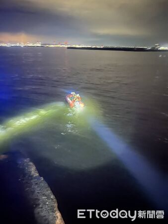 ▲東港騎士騎車衝進海裡，警消搜救中。（圖／記者陳崑福翻攝，下同）