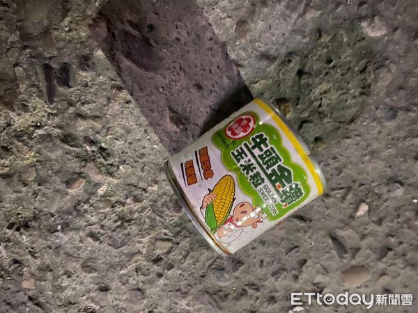 ▲▼台中婦女半夜遭半裸男子持玉米罐頭狂砸頭部。（圖／翻自游金隆臉書）