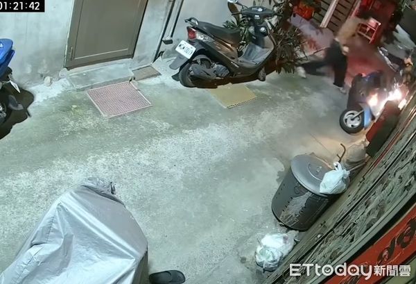 ▲▼台中婦女半夜遭半裸男子持玉米罐頭狂砸頭部。（圖／翻自游金隆臉書）