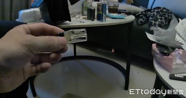 ▲台南市警四分局育平派出所突擊安平大樓，查獲42個俗稱「喪屍煙彈」的依託咪酯電子菸彈等毒品一批。（記者林東良翻攝，下同）