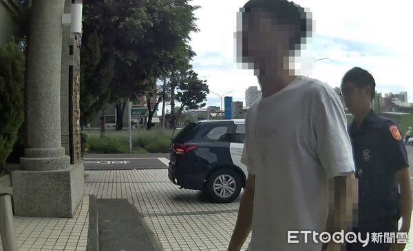 ▲台南市警四分局育平派出所突擊安平大樓，查獲42個俗稱「喪屍煙彈」的依託咪酯電子菸彈等毒品一批。（記者林東良翻攝，下同）